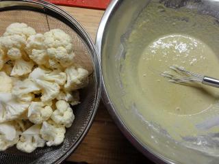 Jak připravit kantonskou rýži | recept Cibuli nakrájejte na drobné kostičky, pórek na jemná kolečka nebo půlkolečka, šunku a kapii na proužky a vařené maso na drobné, stejně velké kousky.