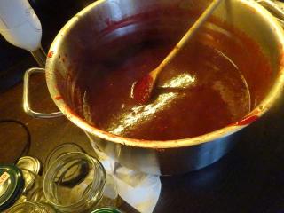Jak udělat ostružinovou chilli omáčku | recept s lesními plody Jak udělat ostružinovou chilli omáčku | recept s lesními plody