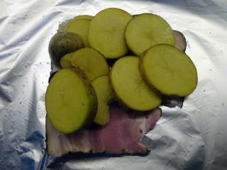 Jak upéct slepičí stehna se slaninou a bramborami v alobalu | recept Jak upéct slepičí stehna se slaninou a bramborami v alobalu | recept