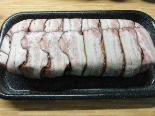 Jak upéct sekanou plněnou sýrovou omáčkou a těstovinami | recept