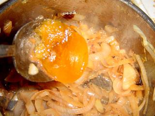 Jak vyrobit cibulovou marmeládu | recept Za stálého dušení přidáme tymián. Lepší je čerstvý, ale když nemáme, použijeme drcený. Dalšími přísadami bude lžička soli, půl lžičky mletého pepře, půl deci octa, tři lžíce medu a čtyři lžíce cukru (lepší by byl třtinový). Když med a třtinový cukr nemáme, přidáme pět vrchovatých lžic cukru.