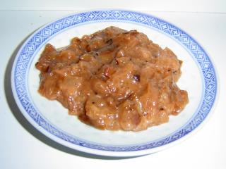 Jak vyrobit cibulovou marmeládu | recept Než se pustíme do přípravy cibulové marmelády, vyženeme z bytu všechny, kterým nevoní cibule. Vyrobit cibulovou marmeládu aniž by cibulový odér pronikl do každého koutku bytu, to prostě nejde. Ale výsledek je báječný, a cibule z něj skoro není cítit.