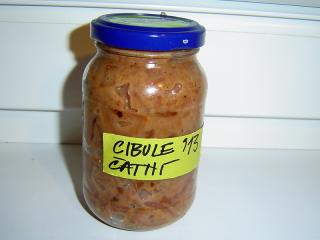 Jak vyrobit cibulovou marmeládu | recept Cibulovou marmeládu naložíme do malých skleniček, a protože cibule někdy podléhá zkáze, raději cibulovou marmeládu sterilizuje – malým skleničkám stačí 20 minut. Po vychladnutí sklenice popíšeme. Je asi lepší na etikety napsat něco jiného než marmeláda (třeba čatní, sladkokyselý cibule nebo podobně), aby název marmeláda skutečně někoho nezmátl.