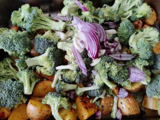 Jak připravit grilovaný bramborový salát s cizrnou | recept Jak připravit grilovaný bramborový salát s cizrnou | recept