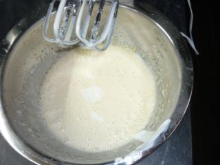 Jak upéct rybízové muffiny | základní recept Vejce, cukr a olej vyšleháme. Přidáme jogurt a zamícháme.