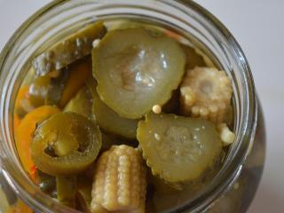 Jak naložit mladé kukuřičné klasy do sladkokyselého nálevu | recept