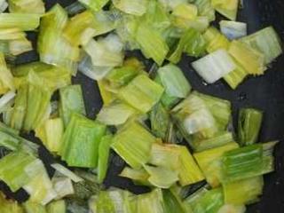 Jak uvařit krémovou petrželovou polévku | recept Uvařenou směs rozmixujeme dohladka, přilijeme smetanu, zamícháme a vypneme plamen. Necháme ještě chvíli stát na sporáku, aby se chutě dobře spojily.
