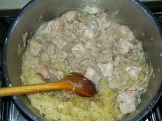 Jak udělat bochníčky plněné masovo-zelnou směsí | recept Mezitím si pokrájíme zelí, které přidáme k masu. Společně se zelím přidáme také rajčatový protlak a rozetřený česnek. Podle potřeby podlijeme vodou a dusíme přibližně tři čtvrtě hodiny, dokud maso zcela nezměkne.