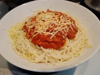Jak na omáčku k těstovinám se zeleninou a salámem | rychlý recept