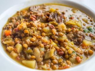 Jak uvařit snadnou luštěninovou polévku | recept