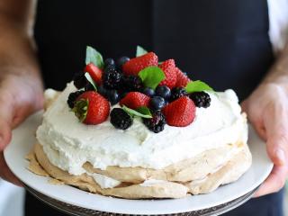 Jak upéct dort Pavlova s jahodovou omáčkou