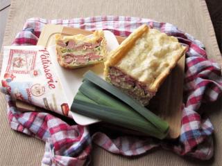 Vrstvený snídaňový koláč s pórkem, párkem a sýrem Jak upéct snídaňový koláč | recept z listového těsta