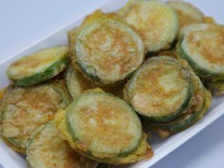 Jak udělat obalované smažené cukety | recept Jak udělat obalované smažené cukety | recept