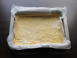 Jak upéct krémovník s tmavou tvarohovou náplní a sladkou sněhovou krustou | recept