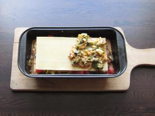 poslední vrstva bezmasých smetanových lasagní nanesení závěrečné bezmasé vrstvy