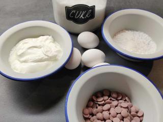 suroviny na jogurtové těsto potřebné ingredience na těsto
