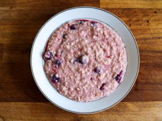 Jak připravit borůvkovou ovesnou kaši s meruňkami | recept Jak připravit borůvkovou ovesnou kaši s meruňkami | recept