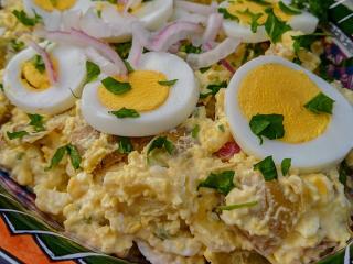 Jak na salát s bramborami, sušenými rajčaty a vajíčkem | recept Jak na salát s bramborami, sušenými rajčaty a vajíčkem | recept