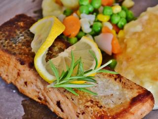 Jak udělat steak z lososa na česneku | recept Jak udělat steak z lososa na česneku | recept