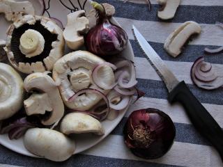 Jak připravit cibule plněné žampiony | recept Jak připravit cibule plněné žampiony | recept