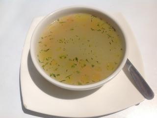 Jak na kuřecí vývar s vodnicí a zázvorem | recept proti jarní únavě Jak na kuřecí vývar s vodnicí a zázvorem | recept proti jarní únavě